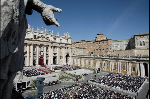 AP - Lleno total tuvo este domingo la Plaza de San Pedro.