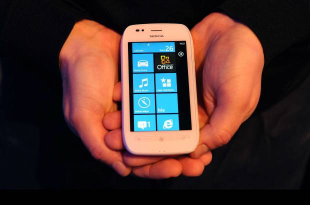 Reuters - El Lumia 800, con pantalla t&#225;ctil de 3,7 pulgadas, procesador de 1,4 gigahercios y c&#225;mara de 8 megap&#237;xeles, costar&#225; 420 euros. El Lumia 710, que est&#225; equipado con el mismo procesador, una pantalla de 3,7 pulgadas y una c&#225;mara de 5 megap&#237;xeles, tendr&#225; un precio de 270 euros.