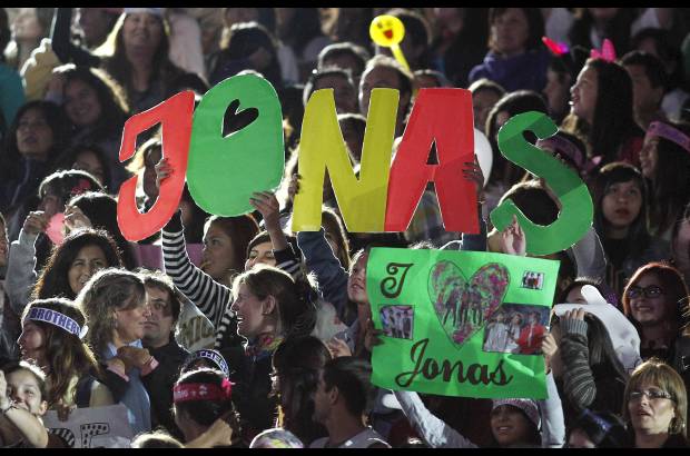 REUTERS - El joven p&#250;blico, mayoritariamente femenino, enarbol&#243; corazones rojos de papel, cintas con el nombre de la banda y cientos de pancartas.