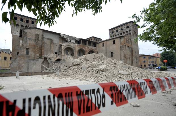 Reuters - El imponente castillo de Estense del siglo XIV y símbolo de la localidad de San Felice Sul, resultó gravemente dañado.