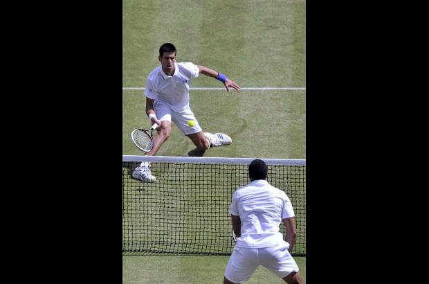 Reuters - Finalmente, fue Tsonga el que flaqueó, en el décimo juego, al servicio. Después de haber salvado tres bolas de rotura, cometió una doble falta cuando iban 40-40 y le dio la ventaja a su contrincante. Le puso en bandeja el punto y el marcador se igualó: 5-5.