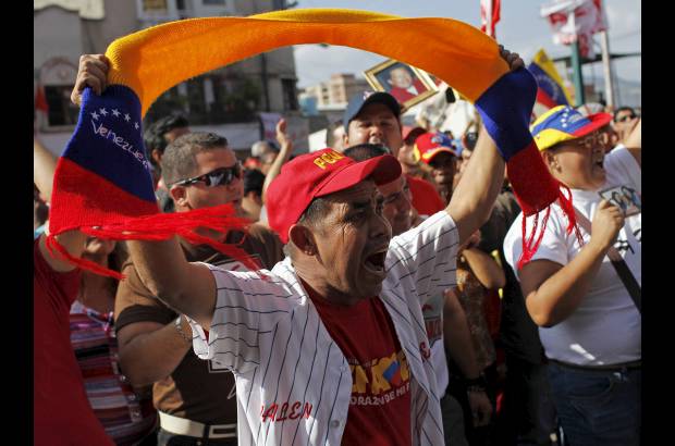 AP - La caravana avanz&#243; por varias calles de Caracas de forma ceremoniosa entre una sentida marea roja que le mandaba besos y le promet&#237;a fidelidad y amor eterno.