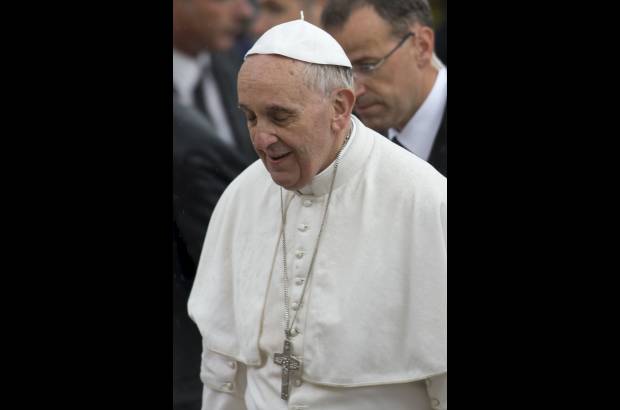 AP - n cuanto el papa Francisco llegó a la plataforma cubierta en lo alto de la escalinata de la plaza, un ayudante le llevó toallas de papel que usó para secarse el rostro.