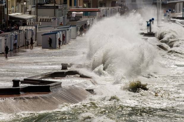 AFP - Fuerte oleaje en Wimereux, Francia, esta semana.