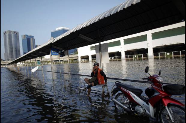 Reuters - Bangkok está parcialmente anegada y el Gobierno intenta con sus recursos impedir que el agua acceda al centro de la urbe.