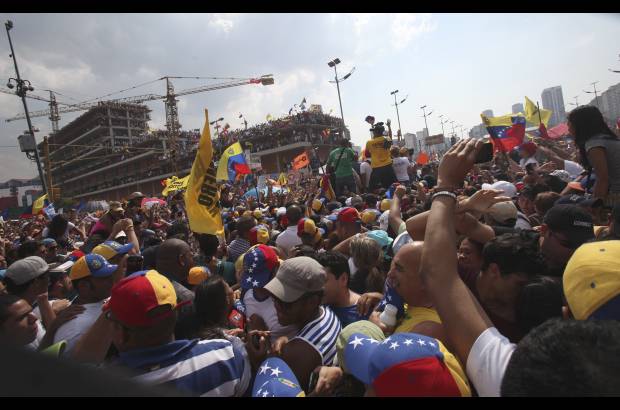 AP - La multitud buscaba espacio para poder ver a Capriles.