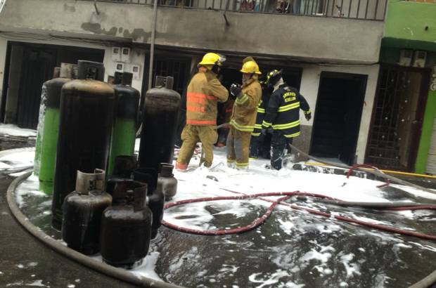 Foto Esteban Vanegas - En este momento las autoridades realizan el proceso de remoci&#243;n de material y enfriamiento de la estructura para que no se presente otra conflagraci&#243;n.