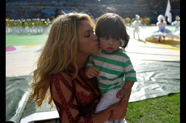 AFP - Los rumores sobre el segundo embarazo de Shakira siguen circulando por redes sociales. Algunos medios de comunicaci&#243;n confirmaron que fuentes allegadas a la barranquillera dijeron que s&#237; est&#225; embarazada, pero hasta el momento la noticia no se ha hecho oficial. El rumor comenz&#243; despu&#233;s de la presentaci&#243;n de Shakira en la clausura del Mundial Brasil 2014.