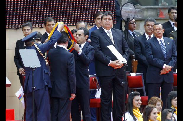 Reuters - Este es el momento en el que recibe la banda presidencial.