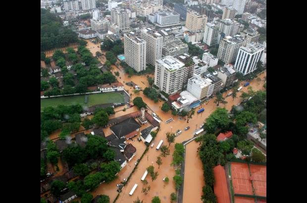 Reuters - El alcalde de Río, Eduardo Paes, reiteró su llamado para que personas que viven en las laderas de la ciudad evacuen sus casas y permanezcan con familiares o vecinos.