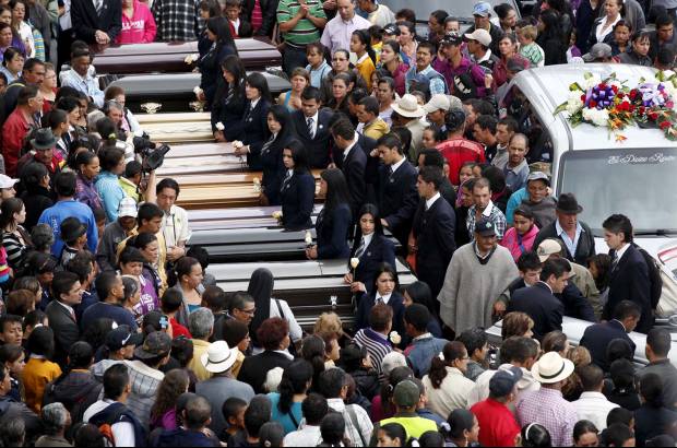Foto Manuel Saldarriaga, enviado especial - Un multitudinario adiós dio este viernes la comunidad de Santa Rosa de Osos a los 10 campesinos asesinados.