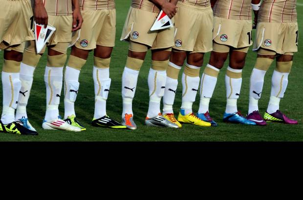 Jaime P&#233;rez - El dorado del uniforme de Egipto contrast&#243; con los guayos de colores de los faraones. Todas las tonalidades, menos el tradicional negro.