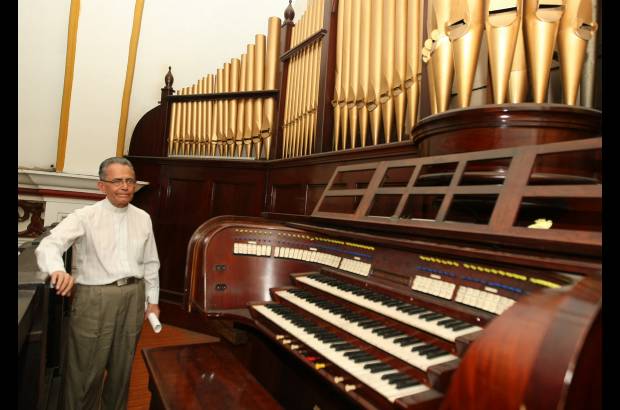 Juan Antonio S&#225;nchez - El Padre Pati&#241;o ha revisado personalmente el estado de las flautas del &#243;rgano, muchas de ellas partidas o mal soldadas.