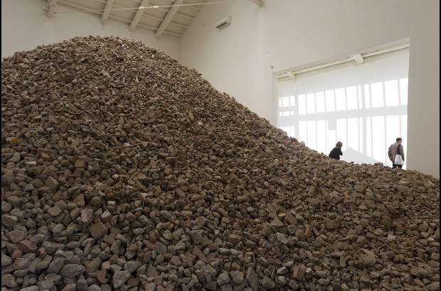 AP - Una de las obras m&#225;s visitadas es la de la artista espa&#241;ola Lara Almarcegui: una monta&#241;a de seis toneladas de escombros.