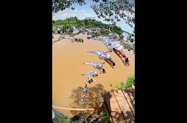 FOTO CORTESIA - COLPRENSA - Adem&#225;s de ejecutar sus mejores saltos, Orlando intercambi&#243; costumbres, comparti&#243; experiencias, disfrut&#243; del paisaje y vivi&#243; las maravillas de este hermoso lugar, l&#237;nea imaginaria que divide a estos tres pa&#237;ses latinoamericanos.
