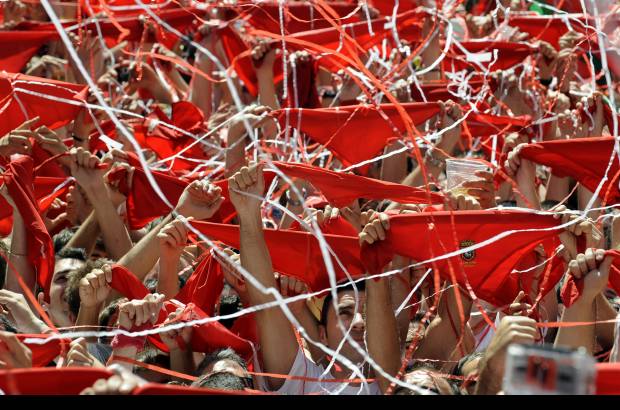 Reuters - La plaza del Ayuntamiento estaba cubierta por un manto rojo formado por los pañuelos ondeados por las miles de personas que, vestidas totalmente de blanco, como manda la tradición, esperaban expectantes el momento del "chupinazo" para anudárselos al cuello.
