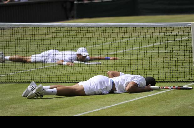 Reuters - Las aspiraciones de Djokovic, entre otras, son mejorar su marca en hierba, donde hasta ahora lo máximo que había hecho era coronarse finalista del torneo de Queen´s en 2008 y en el de Halle en 2009. Si gana mañana, se convertirá en el tercer hombre de la Era Open en lograr su primer título de hierba en Wimbledon, después de Michael Stich (1991) y Andre Agassi (1992).