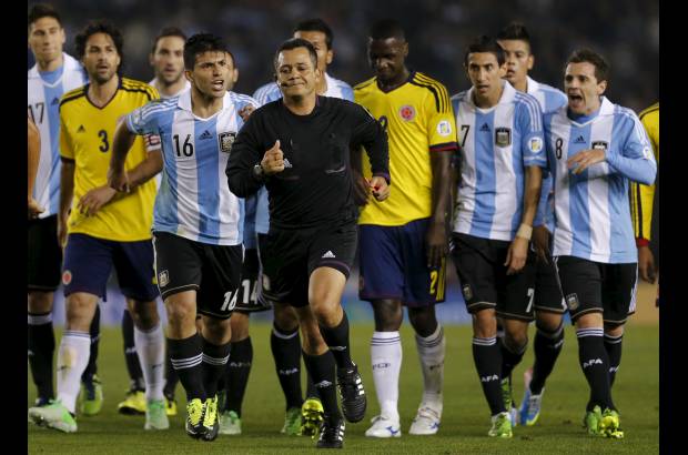 AP - La única mancha del encuentro fue cuando a los 26 minutos el árbitro venezolano Marlon Escalante, que mostró determinación en sus fallos, expulsó al delantero local Gonzalo Higuaín y al defensor colombiano Cristian Zapata por agresión mutua.