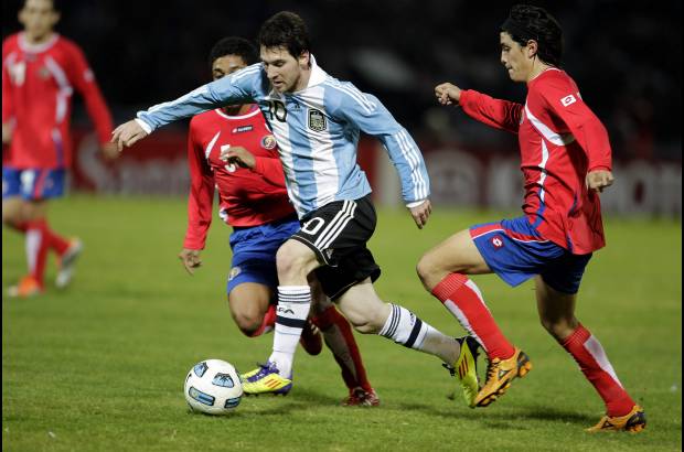 Reuters - El gol tranquiliz&#243; a los argentinos, que en el segundo tiempo arrollaron a su d&#233;bil rival haciendo gala de un f&#250;tbol de alta escuela, con Messi como gran conductor.