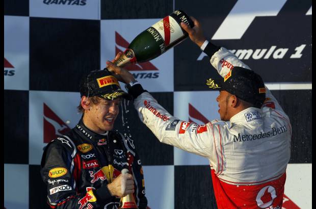 Reuters - El segundo lugar en la carrera fue para Lewis Hamilton, de McLaren, quien celebr&#243; con el ganador Sebastian Vettel, de Red Bull. La tradicional champagne no pudo faltar.