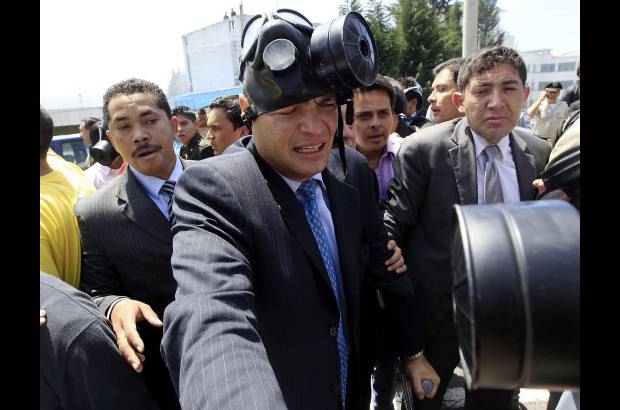 Reuters - Visiblemente afectado se vio al presidente Rafael Correa, antes de ser llevado a un hospital de Quito.
