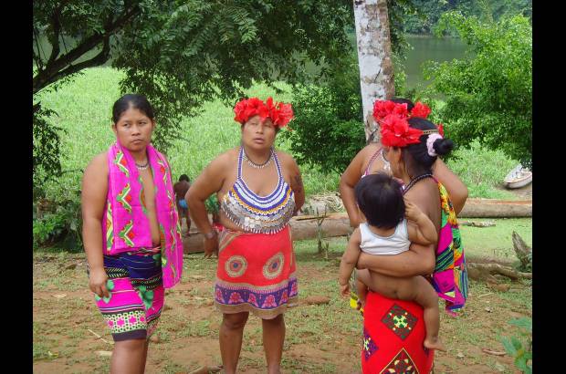 Nelson Matta - Para recibir a los turistas y hacer festejos, las mujeres de la comunidad Parar&#225; Puru visten coronas de flores rojas.