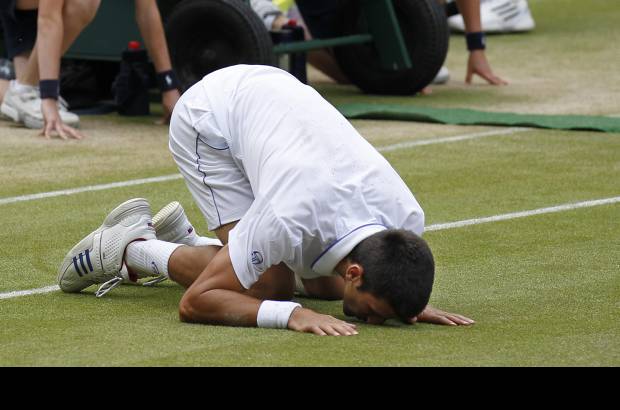 AP - El serbio había llegado a Wimbledon tras vivir la mejor racha de su carrera -hasta su derrota en Roland Garros ante Federer acumuló 43 victorias seguidas- y su deber era cumplir este año las expectativas y, al menos, medirse a Nadal en la final o, incluso, levantar su primer trofeo del All England Club.