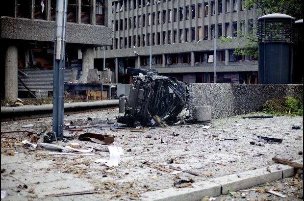 AP - Un violento ataque con un carrobomba sacudi&#243; este viernes el complejo gubernamental de Oslo, Noruega.