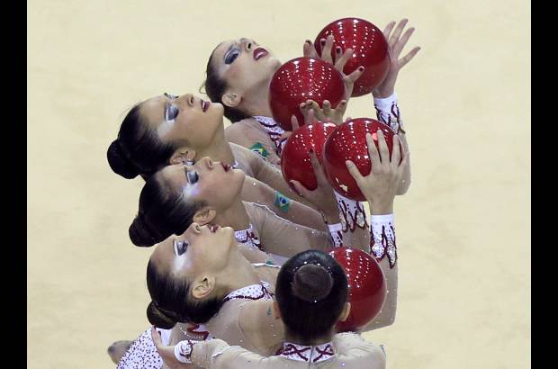 Reuters - La gimnasia r&#237;tmica tambi&#233;n permite que los lentes de los fot&#243;grafos se enloquezcan y capturen bellos momentos.