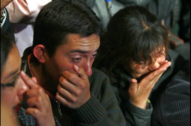 AP - La emoci&#243;n de amigos y familiares que aguardan en los alrededores de la mina por la salida de sus familiares.