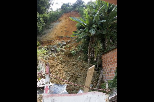 Esteban Vanegas - El fuerte aguacero que cay&#243; sobre Medell&#237;n en las &#250;ltimas horas, ya deja sus primeras consecuencias, especialmente en la Comuna 13.