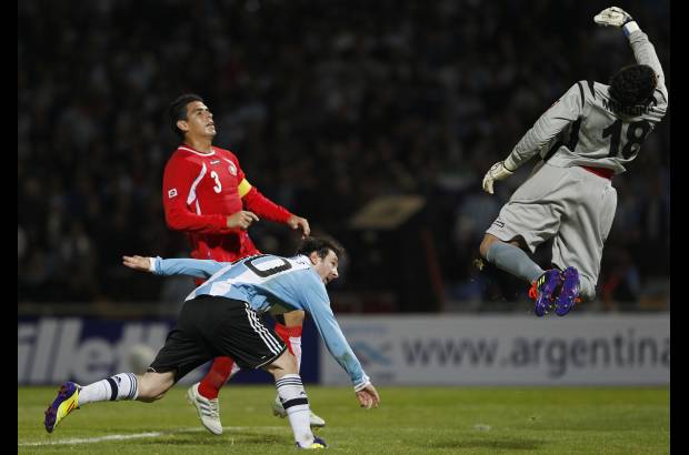 AP - Argentina y Lionel Messi saldaron parte de la deuda que ten&#237;an con la afici&#243;n al golear 3-0 a Costa Rica.