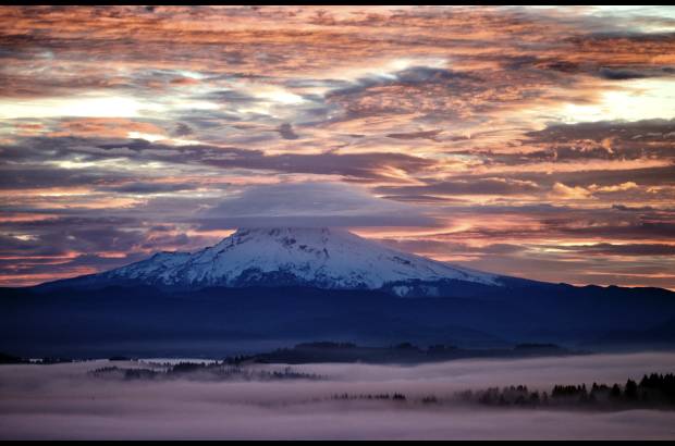 AP - La niebla sobre las montañas de Oregon, Estados Unidos.