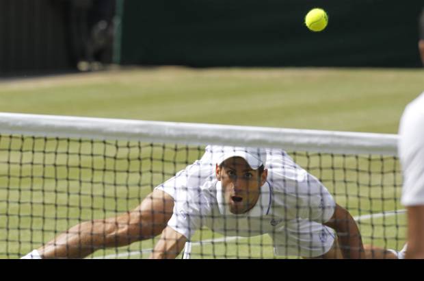 AP - Llegado el octavo juego, Djokovic encontró la ocasión de oro multiplicada por dos. Jugaba nervioso y erraba cuando no se lo podía permitir. Se le iban acumulando las bolas de break sin saber cómo manejarlas.