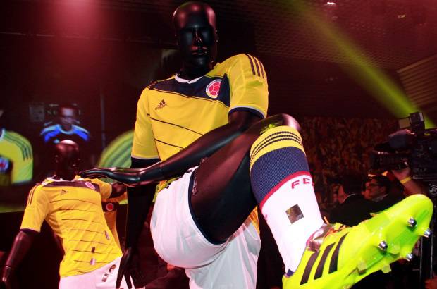 COLPRENSA - Adidas present&#243; de manera oficial la nueva camiseta que vestir&#225; la Selecci&#243;n Colombia dese el pr&#243;ximo 14 de Noviembre cuando enfrente a B&#233;lgica y durante el Mundial de Brasil 2014.