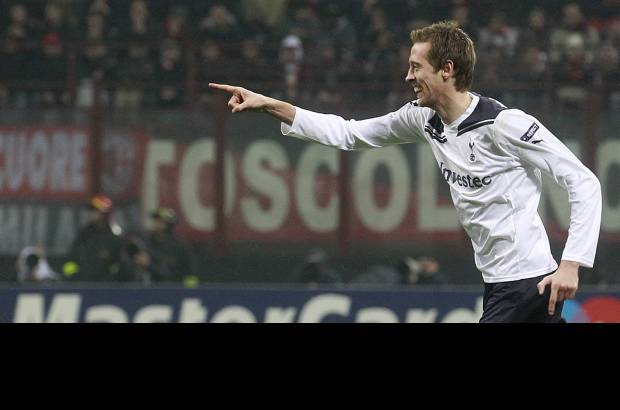 Reuters - El delantero ingl&#233;s Crouch marc&#243; dando el toque final a una gran jugada individual de su compa&#241;ero de ataque Aaron Lennon.