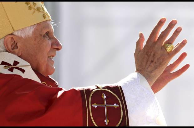 REUTERS - En una decisi&#243;n sin precedentes en la historia reciente del Vaticano, el papa Benedicto XVI anunci&#243; este lunes, 11 de febrero, su abdicaci&#243;n al Pontificado, en el que estar&#225; al frente hasta el pr&#243;ximo 28 de febrero.