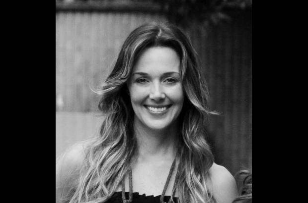 Claudia Elena V&#225;squez - Exreina de Antioquia y empresaria - &quot;Este diario es s&#237;mbolo de identidad, esperaba los viernes y s&#225;bados a que llegaran las revistas. Carlos Vives, mi esposo, me cuenta que los pap&#225;s ten&#237;an una lora a la que se le grab&#243; la voz del voceador que vend&#237;a el peri&#243;dico y cuando se la llevaron para Santa Marta solo sab&#237;a decir EL COLOMBIANO&quot;.