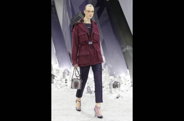 AP - El traje falda-pantal&#243;n llamado a triunfar el invierno que viene por arte de Lagerfeld podr&#225; ser de punto, color mostaza, por ejemplo, combinado con jersey de tonos morados y verdes, con alg&#250;n toque dorado y violeta.
