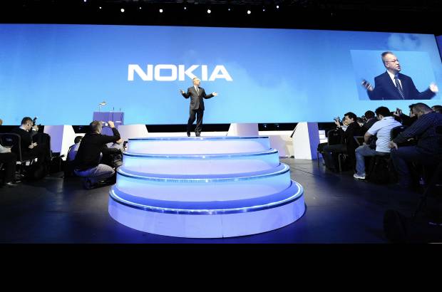 Reuters - El presidente y consejero delegado de la multinacional finlandesa Nokia, Stephen Elop, present&#243; este mi&#233;rcoles en Londres el Nokia Lumia 800 y el Lumia 710, los dos primeros tel&#233;fonos inteligentes de la compa&#241;&#237;a en incorporar el sistema operativo Windows Phone de Microsoft.