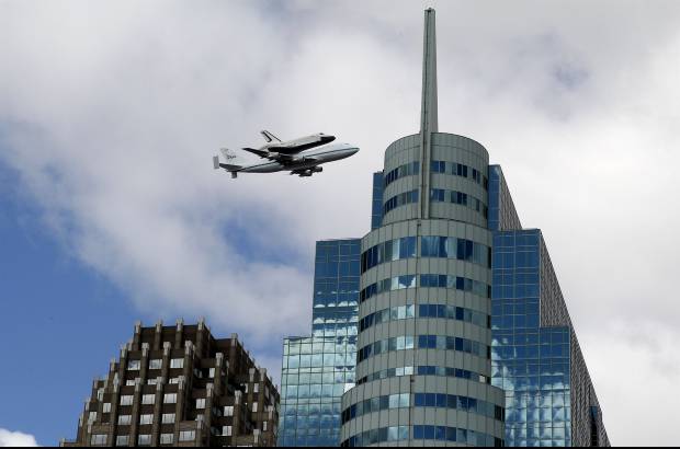 Foto Reuters - Unas pocas personas se congregaron en la cubierta de su futura residencia, el portaaviones Intrepid. Unos cinco minutos despu&#233;s, el transbordados gir&#243; y volvi&#243; a pasar sobre el Enterprise.