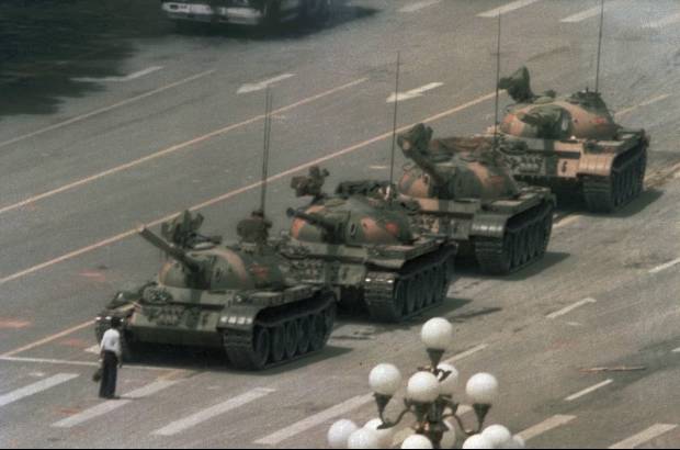 AP - 5 de junio de 1989. El &#237;cono de Tiananmen a&#250;n es el ciudadano (&quot;Hombre del tanque&quot;) desafiando los blindados que se dirig&#237;an hacia el este de Beijing Changan Blvd, cerca de la Plaza de Tiananmen.