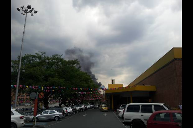 FOTO CORTES&#205;A - Desde diferentes puntos del sur del &#225;rea metropolitana se report&#243; la aparici&#243;n de una columna de humo que sal&#237;a de las instalaciones de Peldar. La empresa inform&#243; que se trata de un trabajo de mantenimiento.