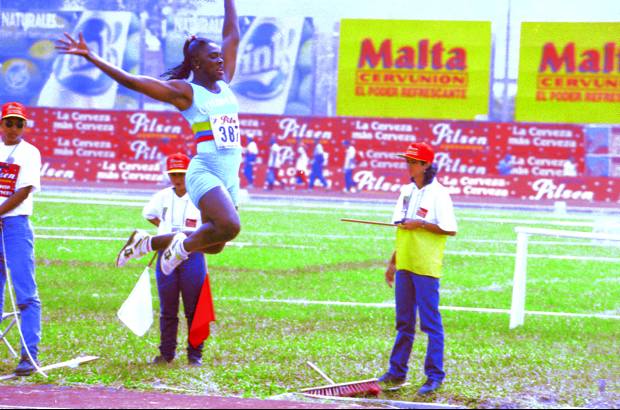 Archivo - Recibiendo consejos de sus entrenadores decidió pasar a la prueba más dura del atletismo: el heptatlón.