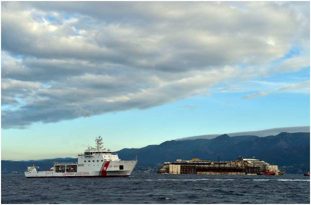 AFP - Remolcado por otras embarcaciones y sacudido por fuertes vientos, el nav&#237;o lleg&#243; al puerto de G&#233;nova, donde ser&#225; desmantelado y convertido en chatarra.