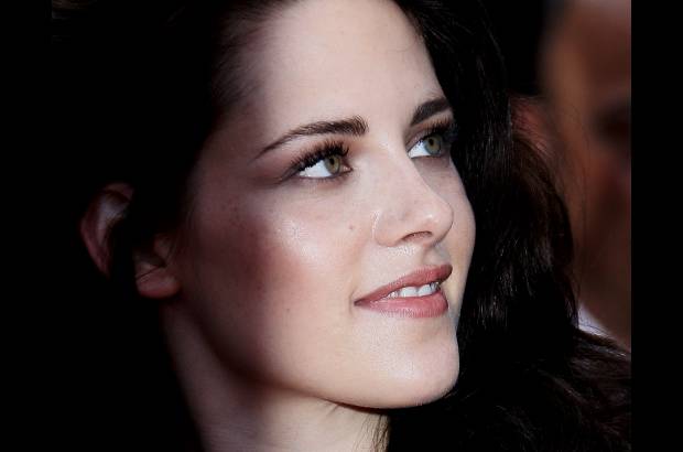 FOTO REUTERS - La pareja de vampiros m&#225;s famosa del cine, Kristen Stewart y Robert Pattinson, protagoniz&#243; este mi&#233;rcoles la alfombra roja de Cannes, pese a llegar separados para asistir a la proyecci&#243;n de gala de On the road, pel&#237;cula de Walter Salles, en la que ella participa.