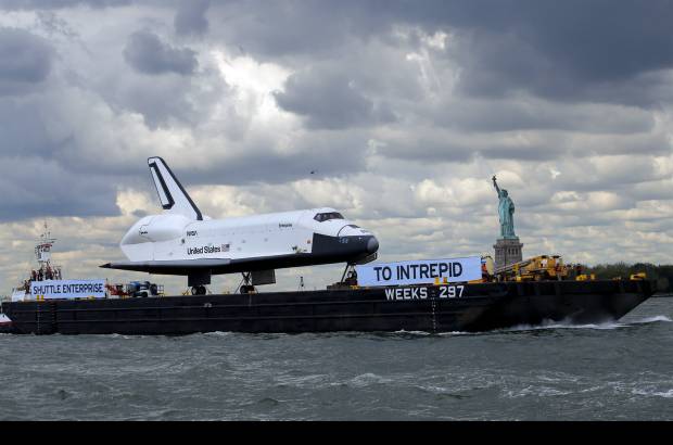 Reuters - Estados Unidos puso fin el a&#241;o pasado a su programa de transbordadores espaciales y el 17 de abril el transbordador Discovery realiz&#243; su vuelo final desde Cabo Ca&#241;averal (Florida) hasta el aeropuerto de Dulles, tambi&#233;n montado sobre un 747 con un paseo a&#233;reo sobre Washington.