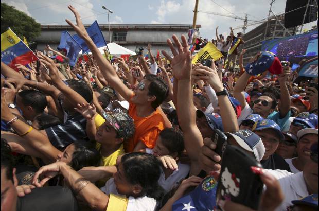 AP - La avenida Bolívar lució los colores amarillo, azul y rojo de la bandera venezolana.