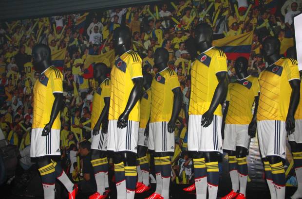 COLPRENSA - El nuevo dise&#241;o de la camiseta de la Selecci&#243;n Colombia se inspira en diversos elementos simb&#243;licos que representan al pa&#237;s. El color base es el amarillo, el cual es combinado con elementos de color rojo, azul y blanco.
