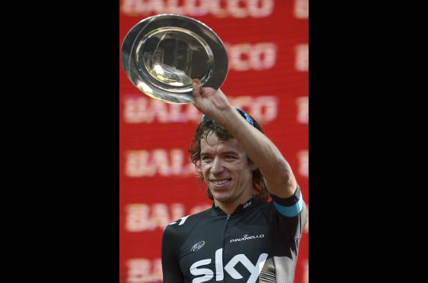 AP - Rigoberto Urán celebra desde el podio con el trofeo que lo acredita como subcampeón del Giro de Italia.
